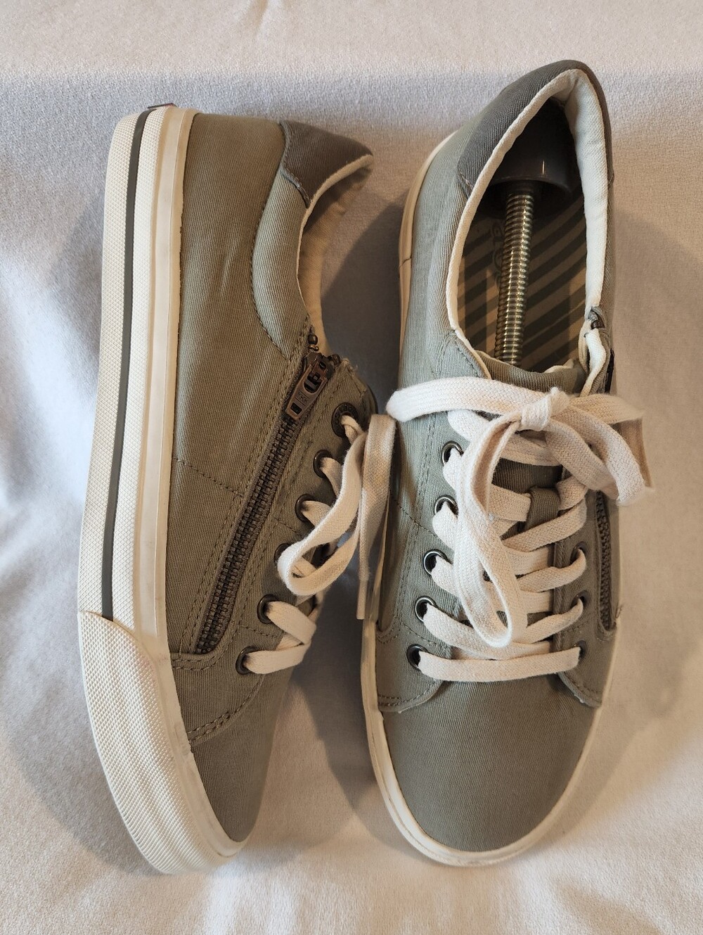 Taos Z Soul Sneakers Women’s 10 Khaki Green slip on shoes travel comfortable
